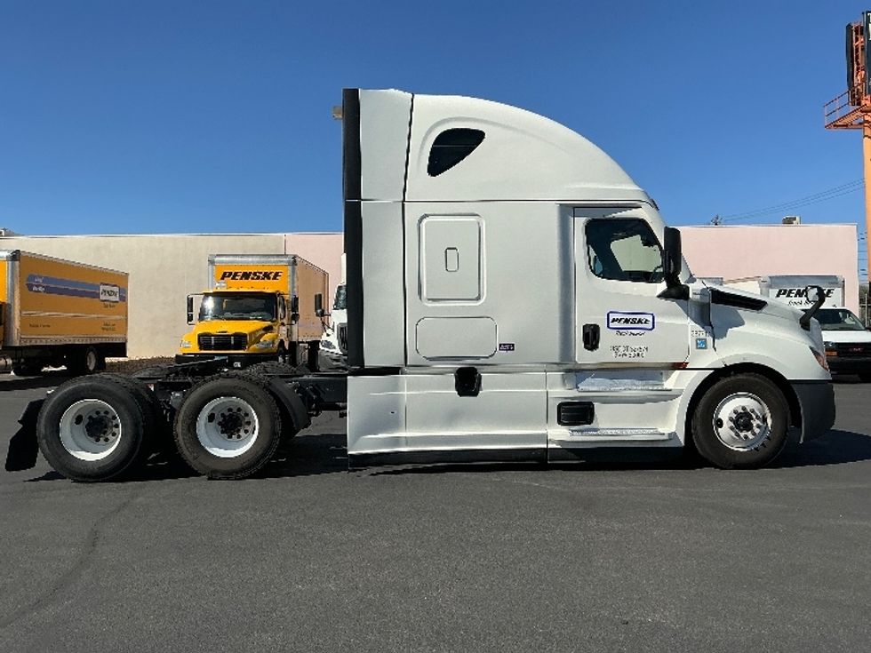 Sleeper Tractor-Heavy Duty Tractors-Freightliner-2021-T12664ST-Las Vegas-NV-536,062\n\t\tmiles-$ 66,250 - Image 8