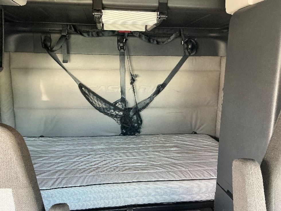 Sleeper Tractor-Heavy Duty Tractors-Freightliner-2021-T12664ST-Las Vegas-NV-538,386\n\t\tmiles-$ 67,000 - Image 16