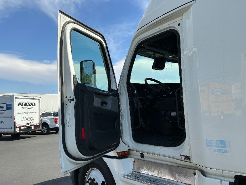 Sleeper Tractor-Heavy Duty Tractors-Freightliner-2021-T12664ST-Las Vegas-NV-538,386\n\t\tmiles-$ 67,000 - Image 9