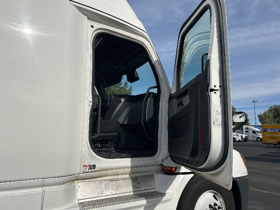 Sleeper Tractor-Heavy Duty Tractors-Freightliner-2021-T12664ST-Las Vegas-NV-539,534\n\t\tmiles-$ 66,000 - Image 13