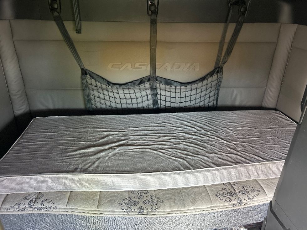 Sleeper Tractor-Heavy Duty Tractors-Freightliner-2021-T12664ST-Las Vegas-NV-539,534\n\t\tmiles-$ 66,000 - Image 17