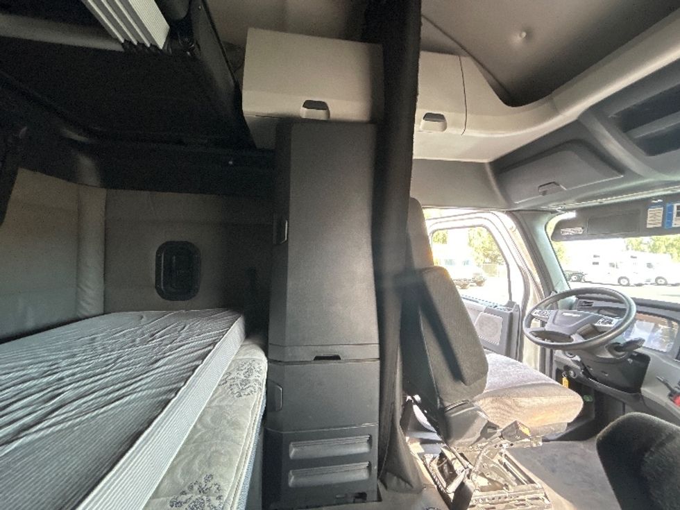 Sleeper Tractor-Heavy Duty Tractors-Freightliner-2021-T12664ST-Las Vegas-NV-539,534\n\t\tmiles-$ 66,000 - Image 18