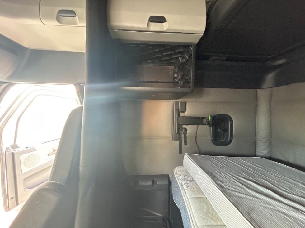 Sleeper Tractor-Heavy Duty Tractors-Freightliner-2021-T12664ST-Las Vegas-NV-539,534\n\t\tmiles-$ 66,000 - Image 19