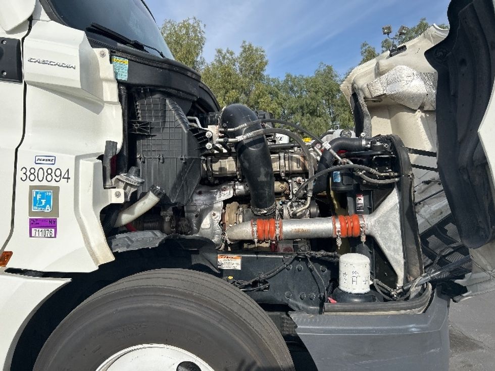 Sleeper Tractor-Heavy Duty Tractors-Freightliner-2021-T12664ST-Las Vegas-NV-539,534\n\t\tmiles-$ 66,000 - Image 20