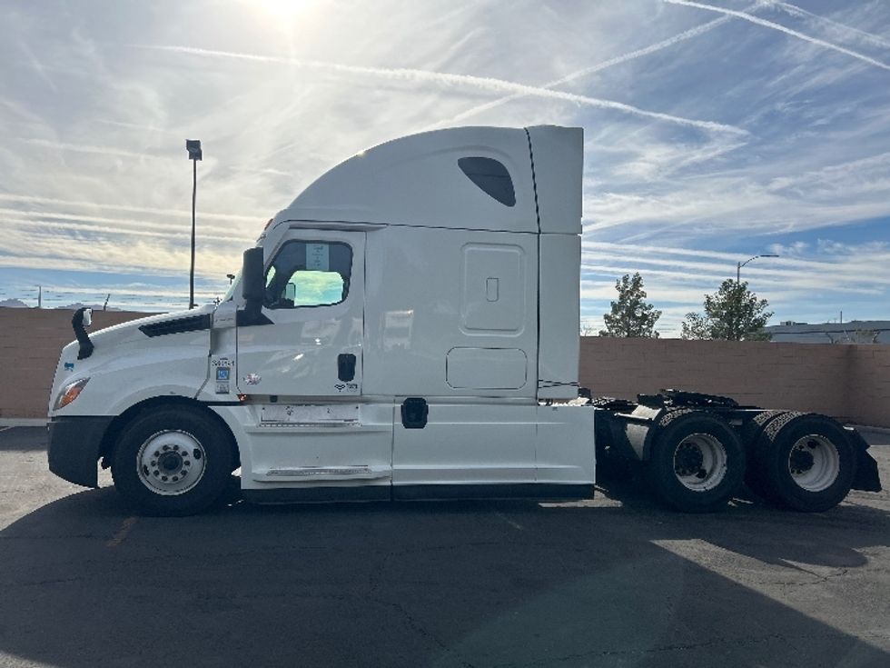 Sleeper Tractor-Heavy Duty Tractors-Freightliner-2021-T12664ST-Las Vegas-NV-539,534\n\t\tmiles-$ 66,000 - Image 4