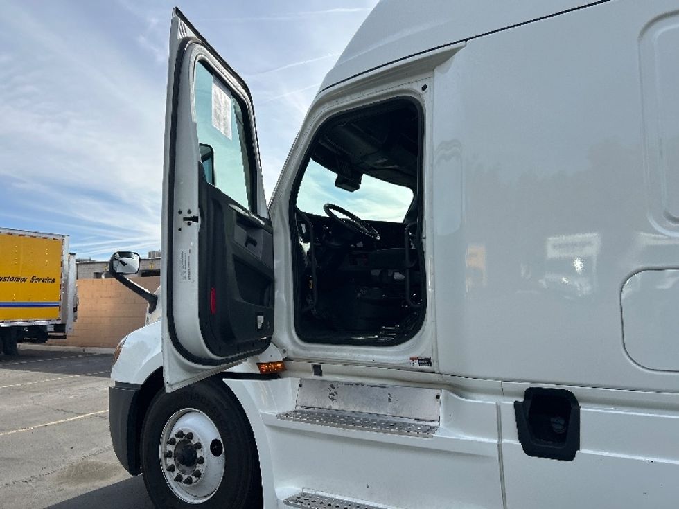 Sleeper Tractor-Heavy Duty Tractors-Freightliner-2021-T12664ST-Las Vegas-NV-539,534\n\t\tmiles-$ 66,000 - Image 9