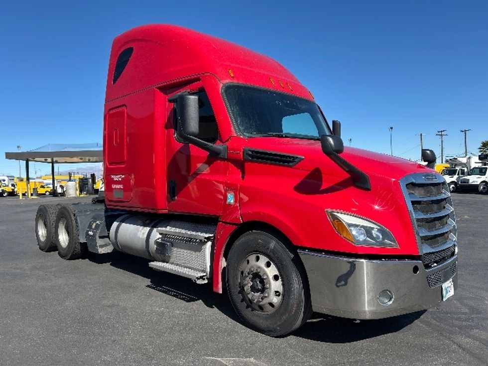 Sleeper Tractor-Heavy Duty Tractors-Freightliner-2021-T12664ST-Las Vegas-NV-612,301\n\t\tmiles-$ 56,250 - Image 1