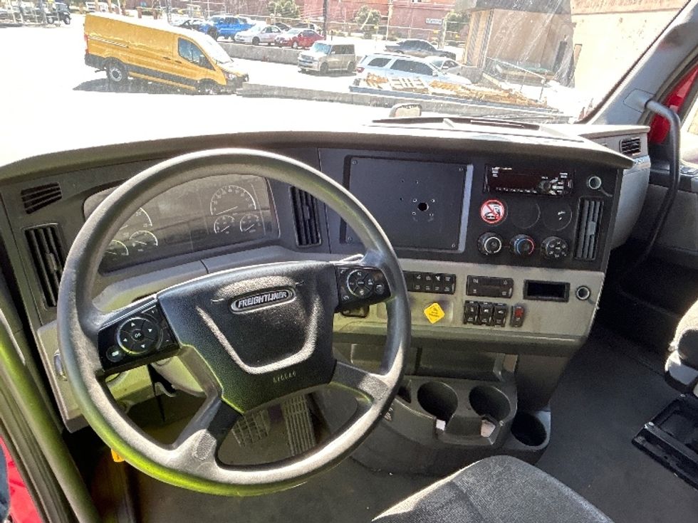 Sleeper Tractor-Heavy Duty Tractors-Freightliner-2021-T12664ST-Las Vegas-NV-612,301\n\t\tmiles-$ 56,250 - Image 11