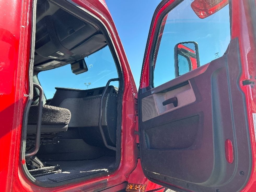 Sleeper Tractor-Heavy Duty Tractors-Freightliner-2021-T12664ST-Las Vegas-NV-612,301\n\t\tmiles-$ 56,250 - Image 13