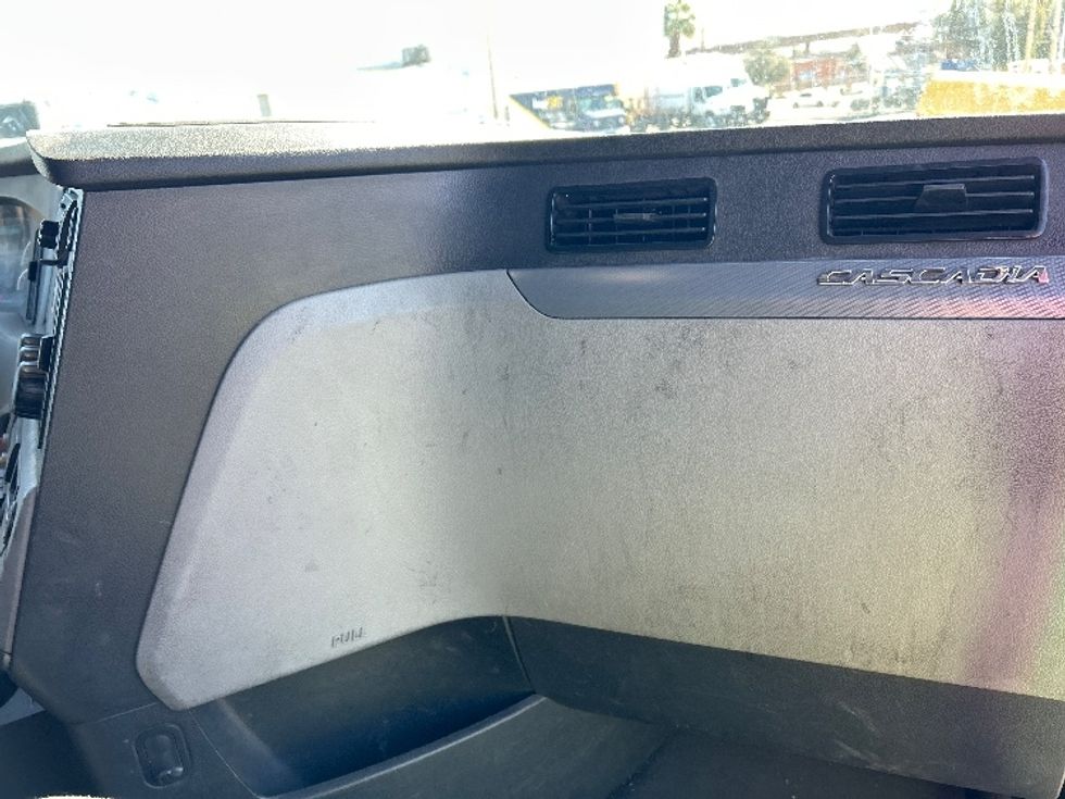 Sleeper Tractor-Heavy Duty Tractors-Freightliner-2021-T12664ST-Las Vegas-NV-612,301\n\t\tmiles-$ 56,250 - Image 14