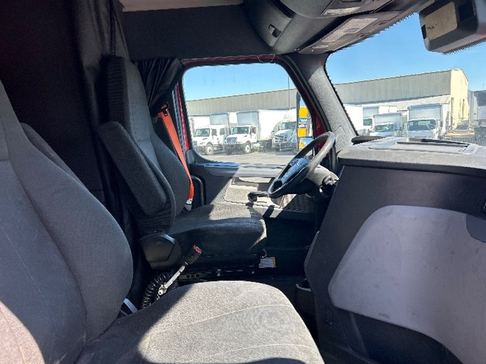 Sleeper Tractor-Heavy Duty Tractors-Freightliner-2021-T12664ST-Las Vegas-NV-612,301\n\t\tmiles-$ 56,250 - Image 15