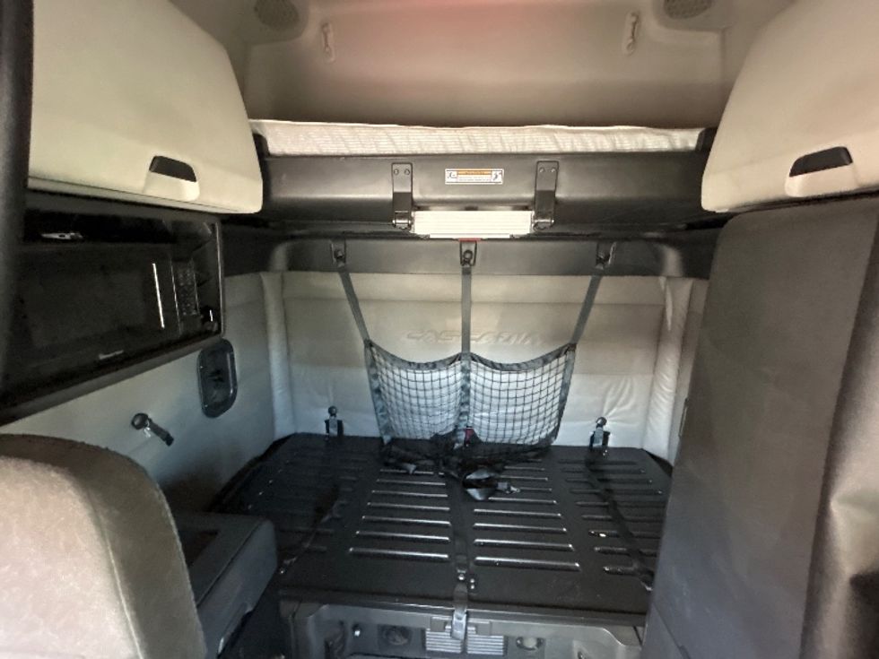 Sleeper Tractor-Heavy Duty Tractors-Freightliner-2021-T12664ST-Las Vegas-NV-612,301\n\t\tmiles-$ 56,250 - Image 16