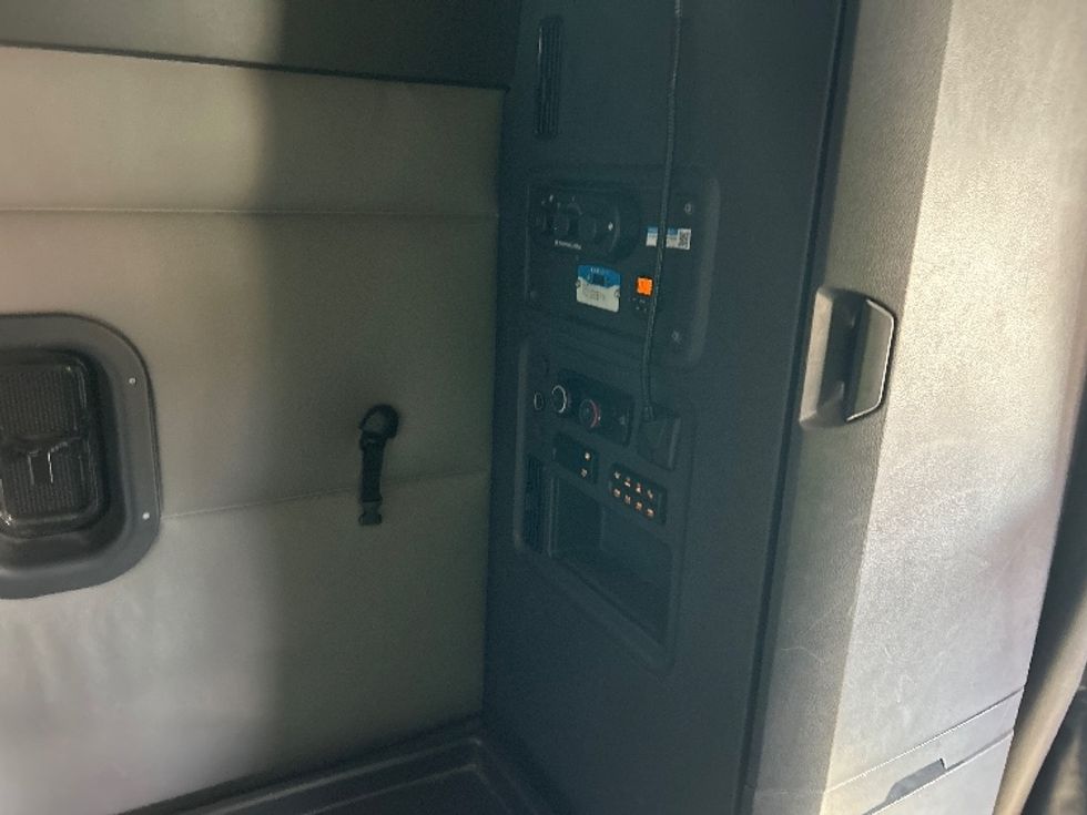 Sleeper Tractor-Heavy Duty Tractors-Freightliner-2021-T12664ST-Las Vegas-NV-612,301\n\t\tmiles-$ 56,250 - Image 18