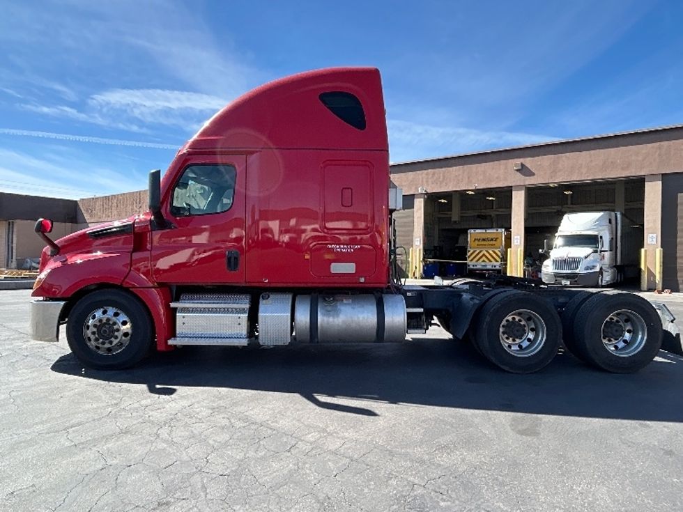 Sleeper Tractor-Heavy Duty Tractors-Freightliner-2021-T12664ST-Las Vegas-NV-612,301\n\t\tmiles-$ 56,250 - Image 4
