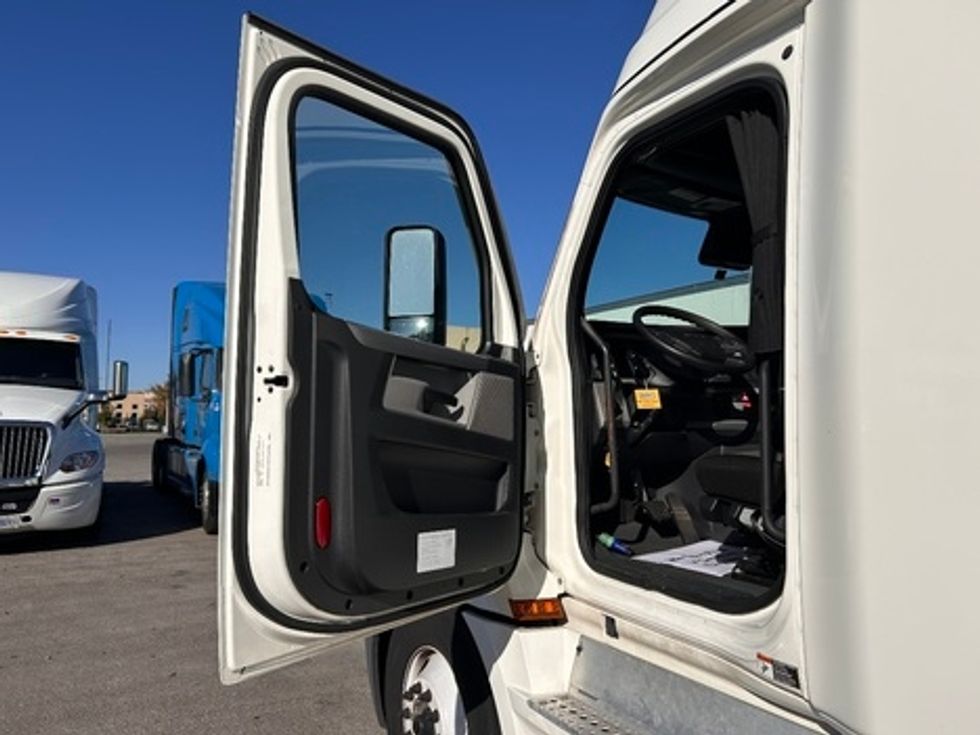 Sleeper Tractor-Heavy Duty Tractors-Freightliner-2021-T12664ST-Lenexa-KS-513,043\n\t\tmiles-$ 63,500 - Image 12