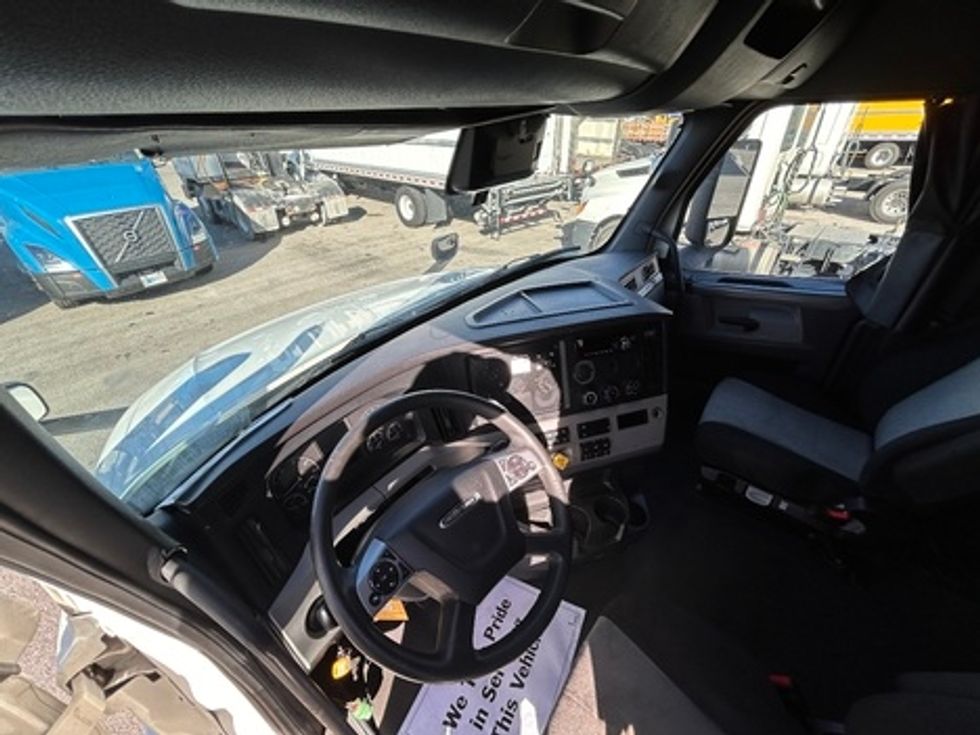 Sleeper Tractor-Heavy Duty Tractors-Freightliner-2021-T12664ST-Lenexa-KS-513,043\n\t\tmiles-$ 63,500 - Image 14