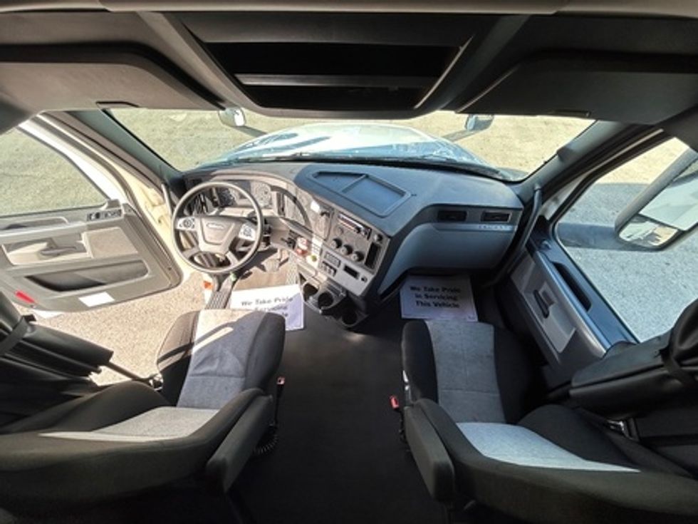 Sleeper Tractor-Heavy Duty Tractors-Freightliner-2021-T12664ST-Lenexa-KS-513,043\n\t\tmiles-$ 63,500 - Image 15