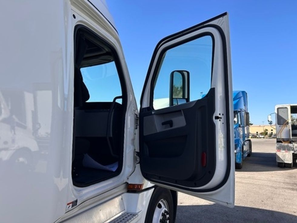 Sleeper Tractor-Heavy Duty Tractors-Freightliner-2021-T12664ST-Lenexa-KS-513,043\n\t\tmiles-$ 63,500 - Image 17