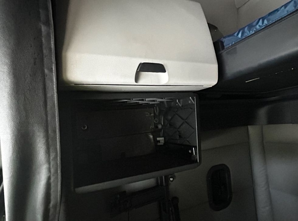 Sleeper Tractor-Heavy Duty Tractors-Freightliner-2021-T12664ST-Lenexa-KS-513,043\n\t\tmiles-$ 63,500 - Image 18