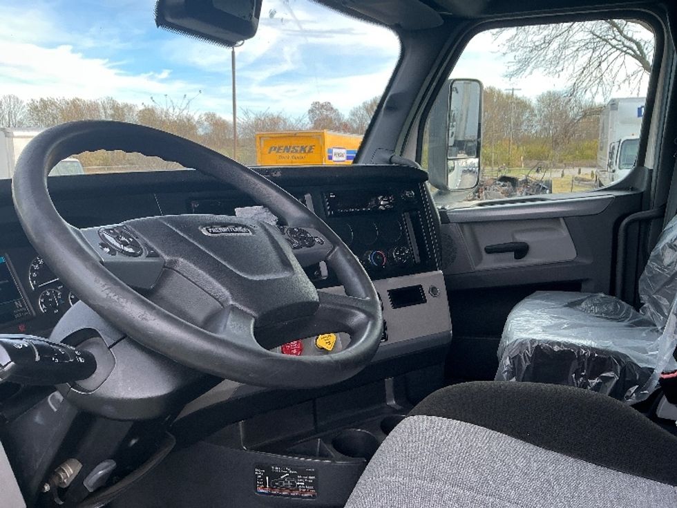 Sleeper Tractor-Heavy Duty Tractors-Freightliner-2021-T12664ST-Lexington-KY-567,907\n\t\tmiles-$ 56,250 - Image 10