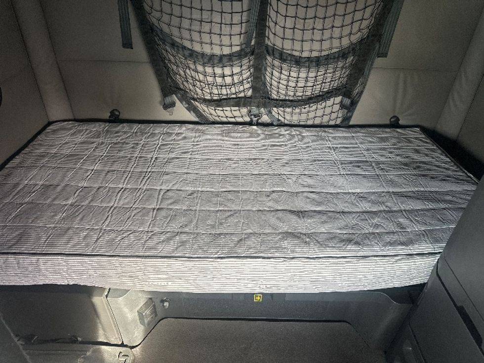 Sleeper Tractor-Heavy Duty Tractors-Freightliner-2021-T12664ST-Lexington-KY-567,907\n\t\tmiles-$ 56,250 - Image 19