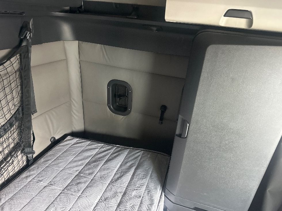 Sleeper Tractor-Heavy Duty Tractors-Freightliner-2021-T12664ST-Lexington-KY-567,907\n\t\tmiles-$ 56,250 - Image 20