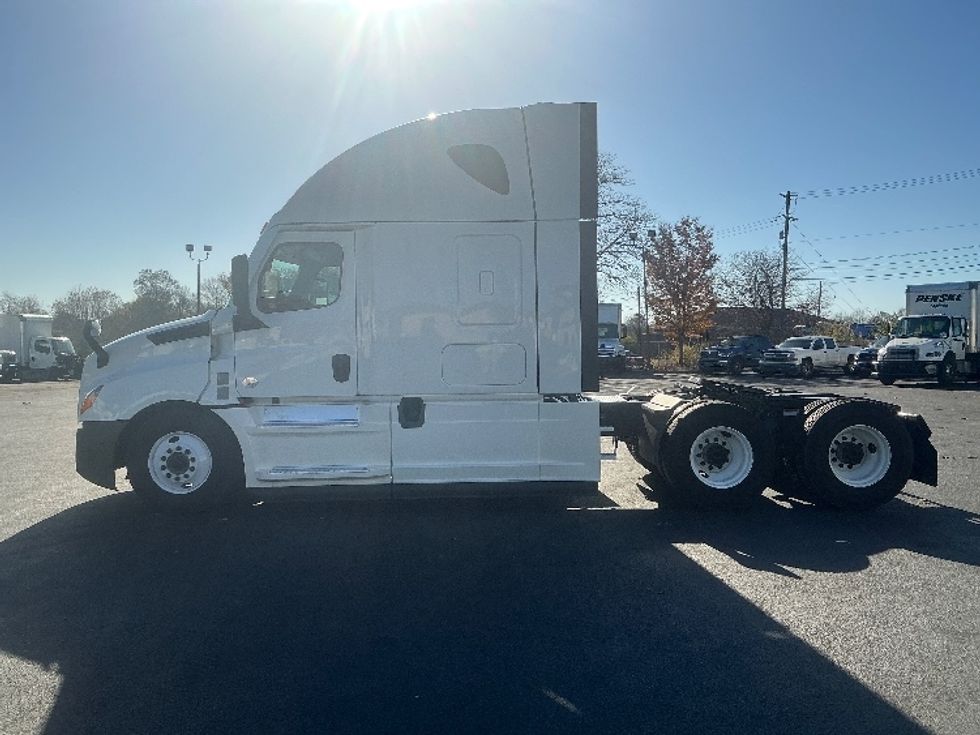 Sleeper Tractor-Heavy Duty Tractors-Freightliner-2021-T12664ST-Lexington-KY-567,907\n\t\tmiles-$ 56,250 - Image 4