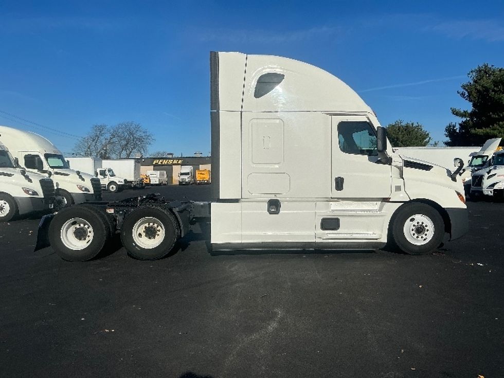 Sleeper Tractor-Heavy Duty Tractors-Freightliner-2021-T12664ST-Lexington-KY-567,907\n\t\tmiles-$ 56,250 - Image 8
