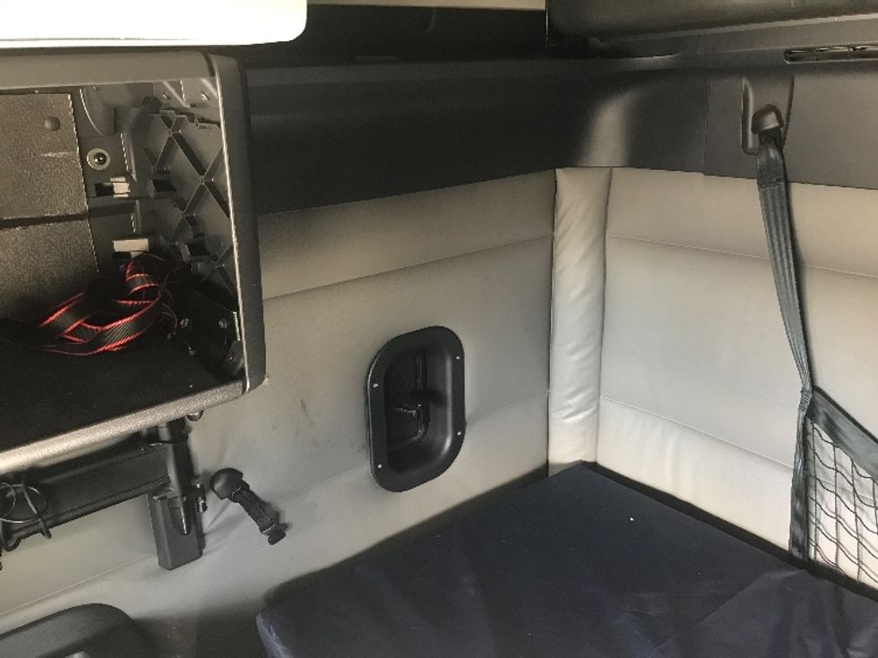 Sleeper Tractor-Heavy Duty Tractors-Freightliner-2021-T12664ST-Lincoln-NE-529,818\n\t\tmiles-$ 59,750 - Image 19