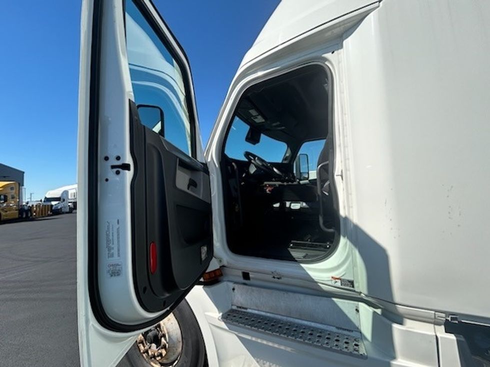 Sleeper Tractor-Heavy Duty Tractors-Freightliner-2021-T12664ST-Linden-NJ-499,100\n\t\tmiles-$ 63,000 - Image 10