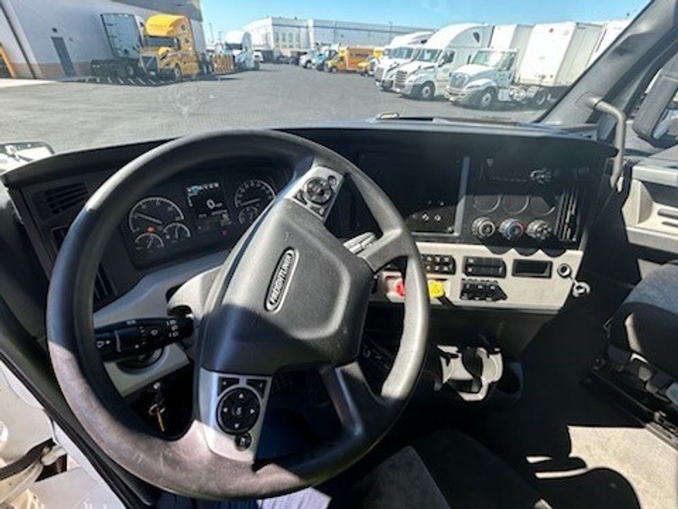 Sleeper Tractor-Heavy Duty Tractors-Freightliner-2021-T12664ST-Linden-NJ-499,100\n\t\tmiles-$ 63,000 - Image 11