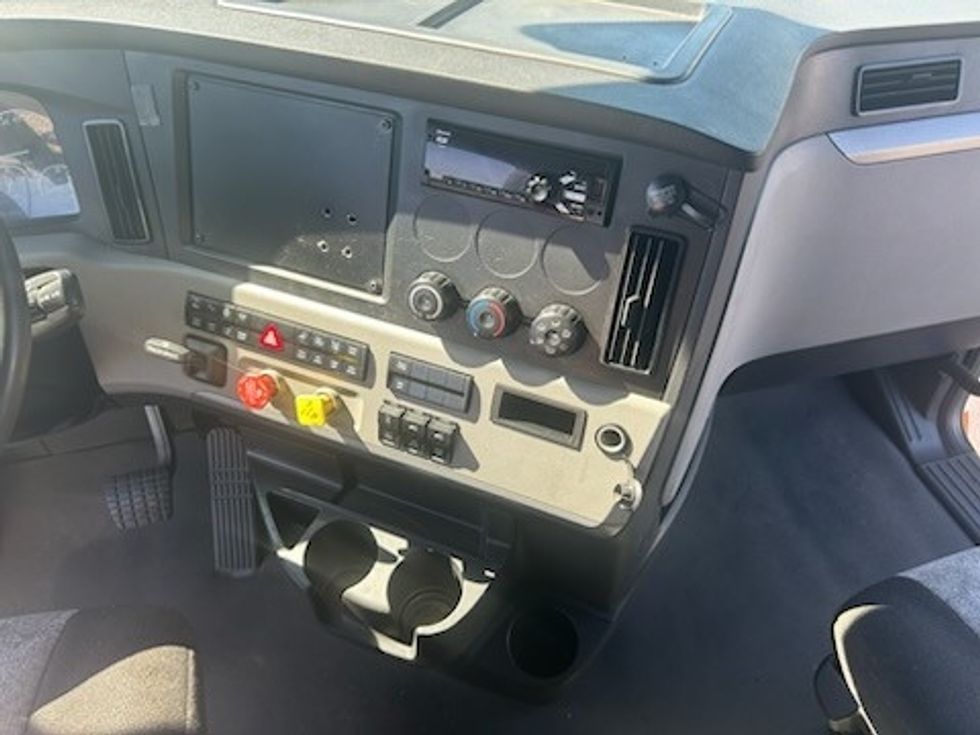 Sleeper Tractor-Heavy Duty Tractors-Freightliner-2021-T12664ST-Linden-NJ-499,100\n\t\tmiles-$ 63,000 - Image 12