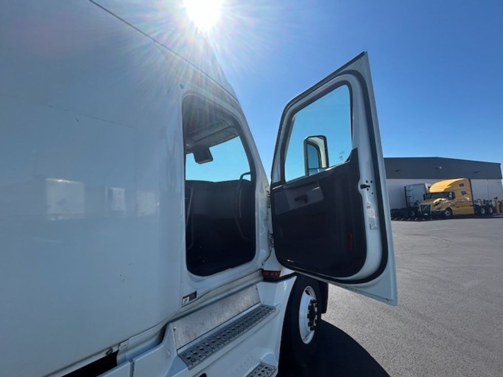 Sleeper Tractor-Heavy Duty Tractors-Freightliner-2021-T12664ST-Linden-NJ-499,100\n\t\tmiles-$ 63,000 - Image 13