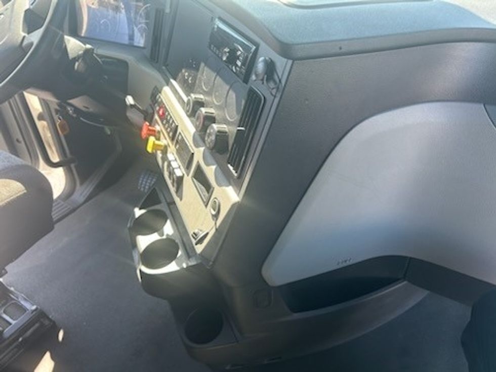 Sleeper Tractor-Heavy Duty Tractors-Freightliner-2021-T12664ST-Linden-NJ-499,100\n\t\tmiles-$ 63,000 - Image 15