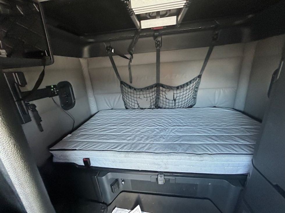 Sleeper Tractor-Heavy Duty Tractors-Freightliner-2021-T12664ST-Linden-NJ-499,100\n\t\tmiles-$ 63,000 - Image 16