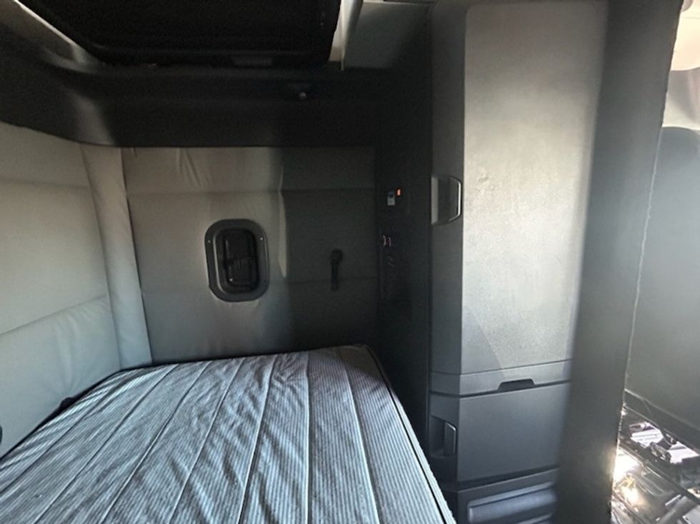 Sleeper Tractor-Heavy Duty Tractors-Freightliner-2021-T12664ST-Linden-NJ-499,100\n\t\tmiles-$ 63,000 - Image 18