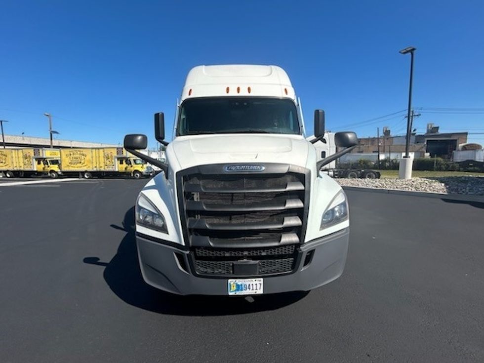 Sleeper Tractor-Heavy Duty Tractors-Freightliner-2021-T12664ST-Linden-NJ-499,100\n\t\tmiles-$ 63,000 - Image 2