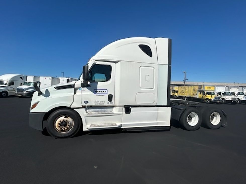 Sleeper Tractor-Heavy Duty Tractors-Freightliner-2021-T12664ST-Linden-NJ-499,100\n\t\tmiles-$ 63,000 - Image 4