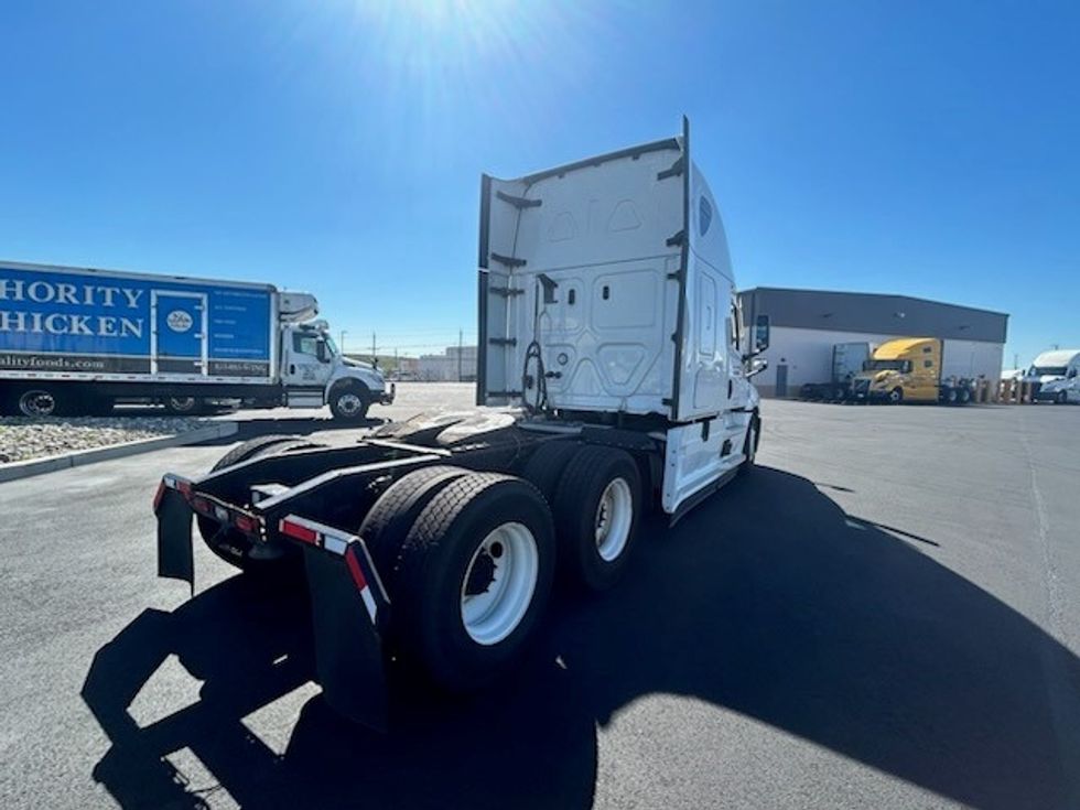 Sleeper Tractor-Heavy Duty Tractors-Freightliner-2021-T12664ST-Linden-NJ-499,100\n\t\tmiles-$ 63,000 - Image 7