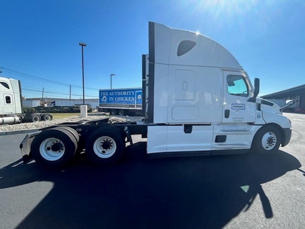 Sleeper Tractor-Heavy Duty Tractors-Freightliner-2021-T12664ST-Linden-NJ-499,100\n\t\tmiles-$ 63,000 - Image 8