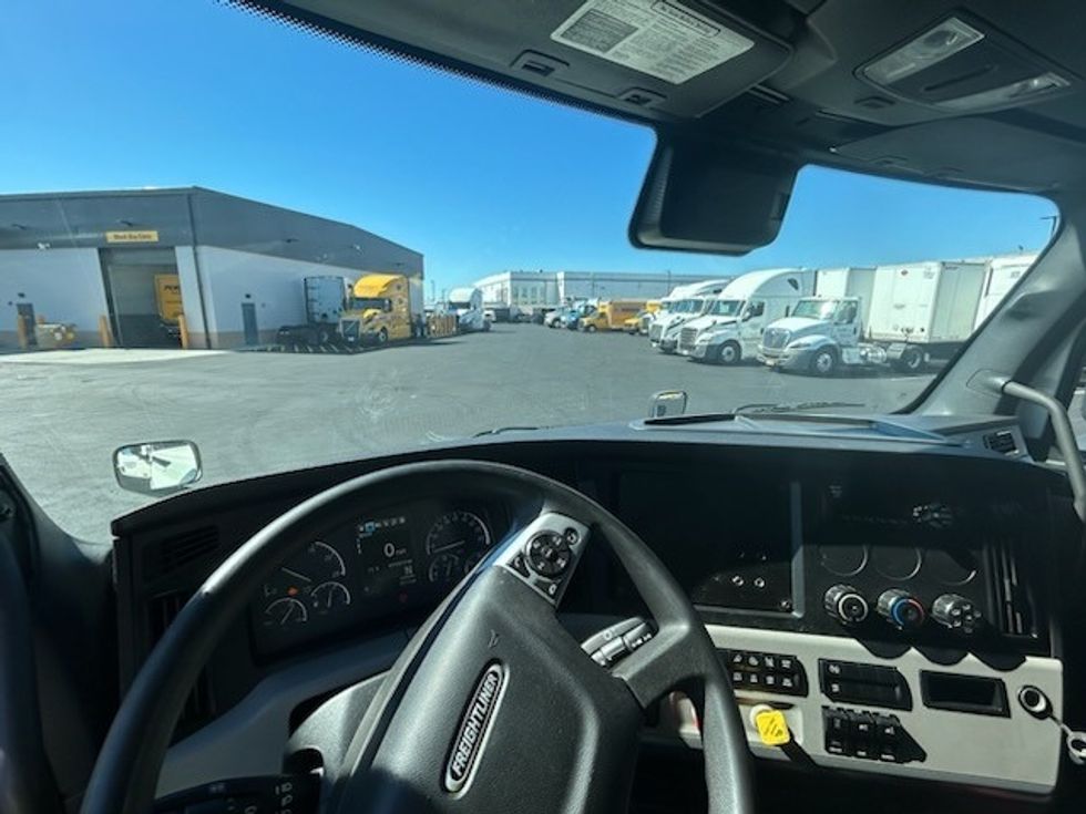 Sleeper Tractor-Heavy Duty Tractors-Freightliner-2021-T12664ST-Linden-NJ-499,100\n\t\tmiles-$ 63,000 - Image 9