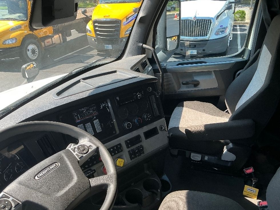 Sleeper Tractor-Heavy Duty Tractors-Freightliner-2021-T12664ST-Lithia Springs-GA-433,361\n\t\tmiles-$ 73,250 - Image 10