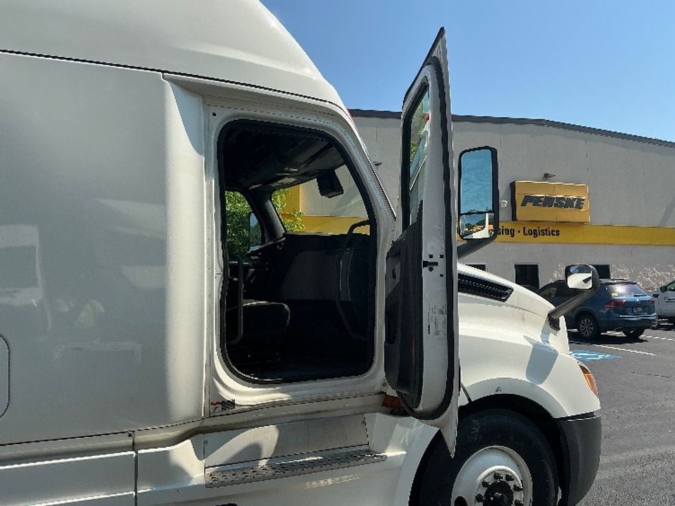 Sleeper Tractor-Heavy Duty Tractors-Freightliner-2021-T12664ST-Lithia Springs-GA-433,361\n\t\tmiles-$ 73,250 - Image 13