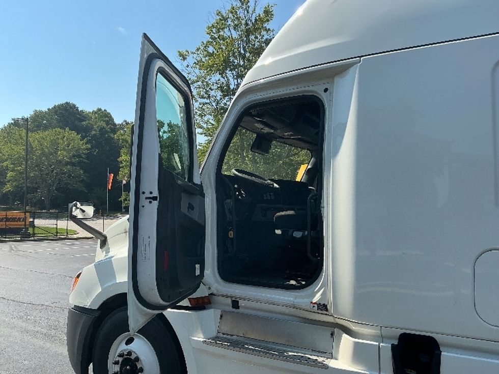 Sleeper Tractor-Heavy Duty Tractors-Freightliner-2021-T12664ST-Lithia Springs-GA-433,361\n\t\tmiles-$ 73,250 - Image 9