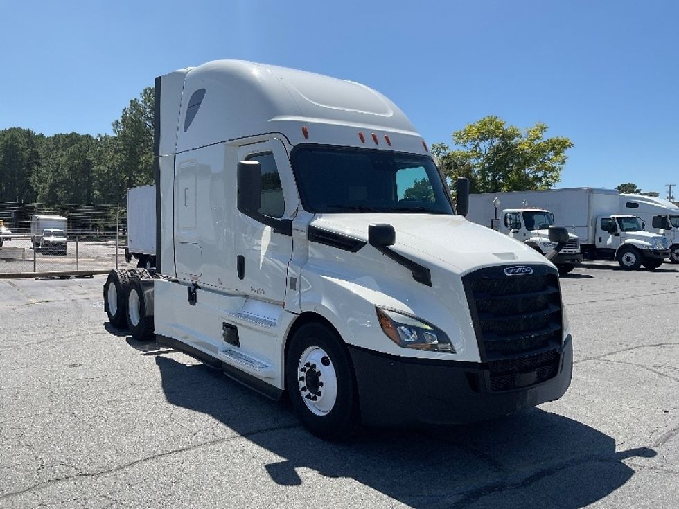 Sleeper Tractor-Heavy Duty Tractors-Freightliner-2021-T12664ST-Little Rock-AR-575,084\n\t\tmiles-$ 59,000 - Image 1