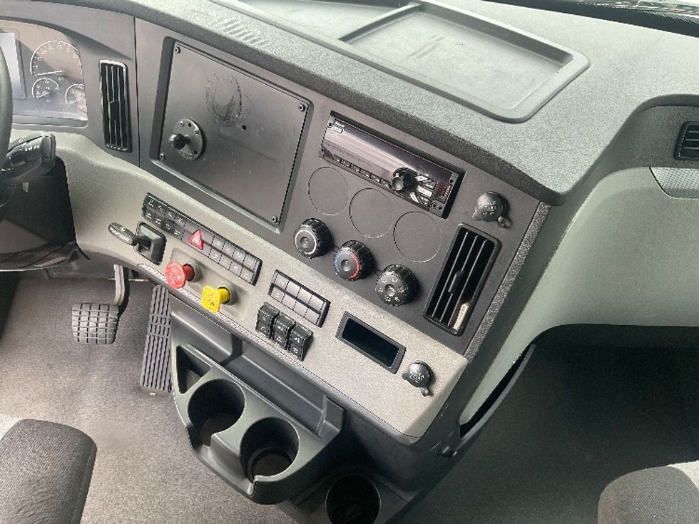 Sleeper Tractor-Heavy Duty Tractors-Freightliner-2021-T12664ST-Little Rock-AR-575,084\n\t\tmiles-$ 59,000 - Image 12