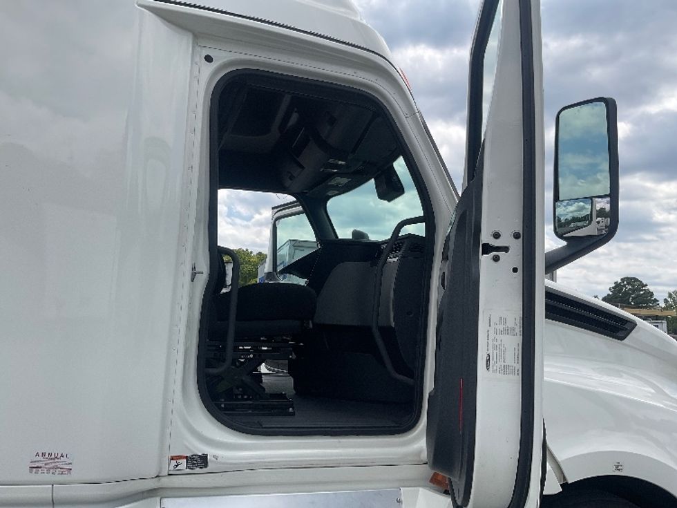 Sleeper Tractor-Heavy Duty Tractors-Freightliner-2021-T12664ST-Little Rock-AR-575,084\n\t\tmiles-$ 59,000 - Image 13