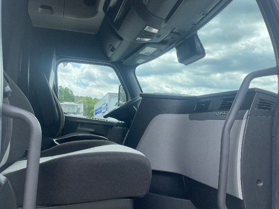 Sleeper Tractor-Heavy Duty Tractors-Freightliner-2021-T12664ST-Little Rock-AR-575,084\n\t\tmiles-$ 59,000 - Image 15