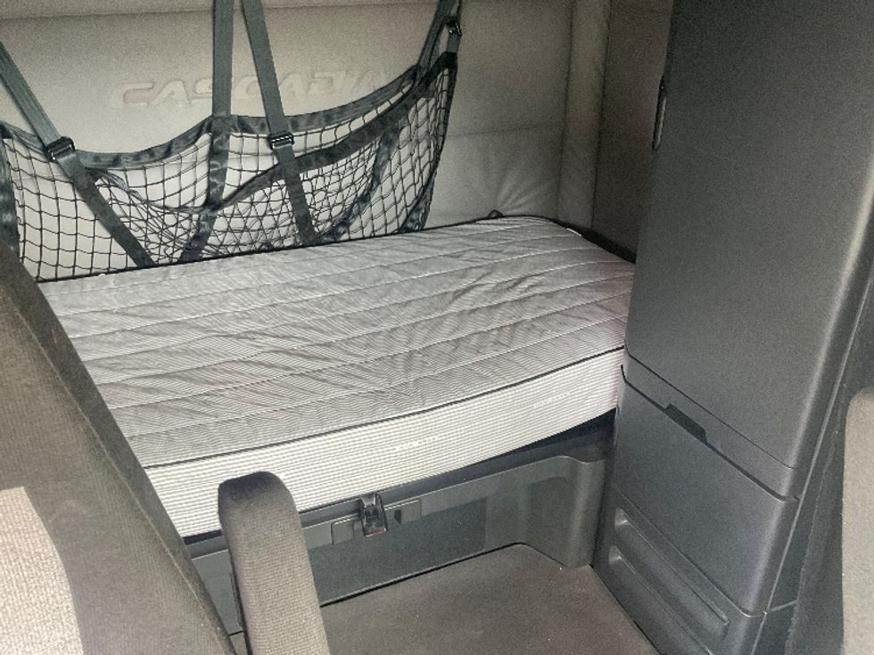 Sleeper Tractor-Heavy Duty Tractors-Freightliner-2021-T12664ST-Little Rock-AR-575,084\n\t\tmiles-$ 59,000 - Image 16