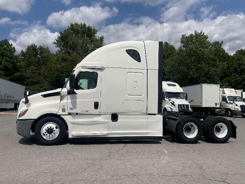 Sleeper Tractor-Heavy Duty Tractors-Freightliner-2021-T12664ST-Little Rock-AR-575,084\n\t\tmiles-$ 59,000 - Image 4